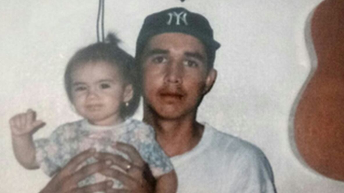 Foto: cortesía Margarito Hernández Esequiel Hernández cargando a una sobrina.