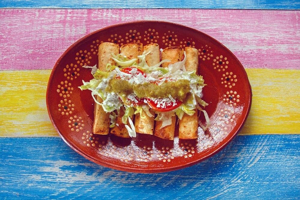Los tacos dorados pueden ir acompañados de salsa verde, roja o guacamole / Foto: Archivo El Universal