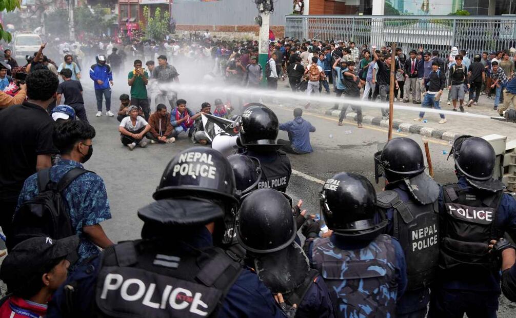 Policías utilizan un cañón de agua contra los manifestantes frente al Parlamento en Katmandú, Nepal, el lunes 8 de septiembre de 2025. Foto: AP