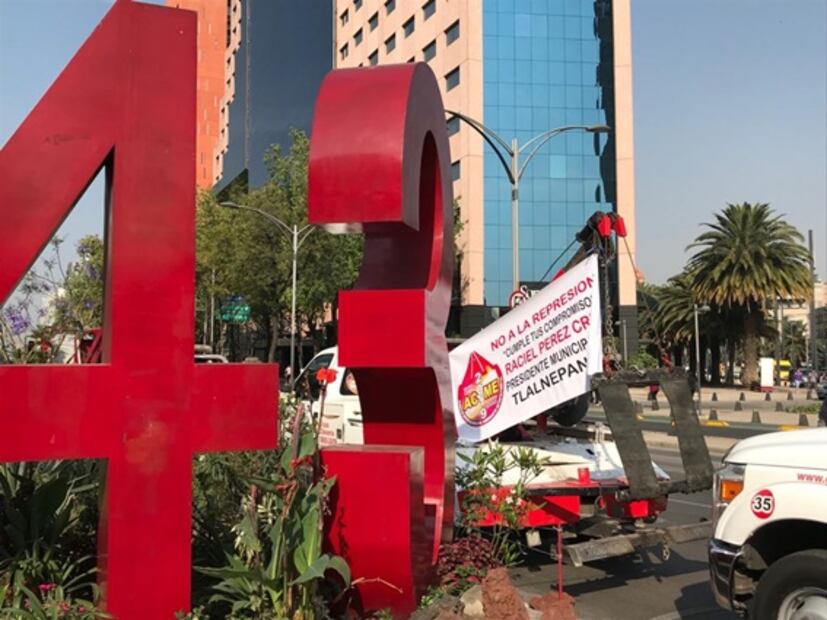 Grupo de Grúas de Tlalnepantla bloquean Paseo de la Reforma