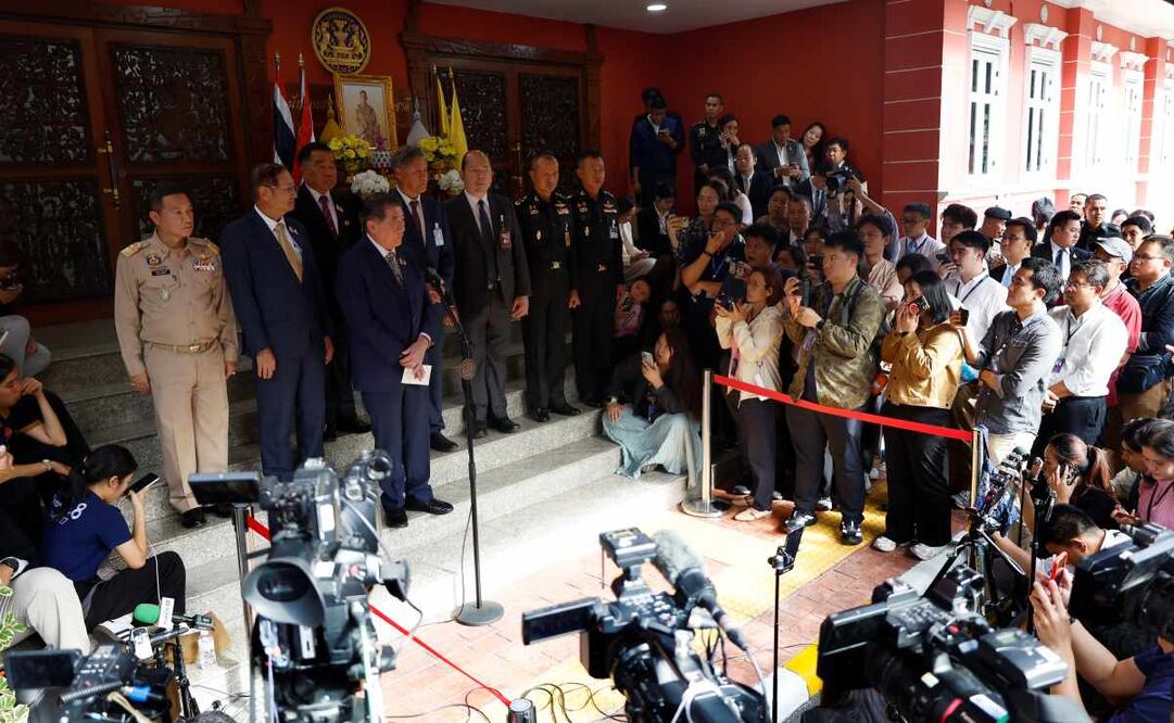 El viceprimer ministro y ministro del Interior tailandés, Phumtham Wechayachai (3-i), habla en una conferencia de prensa tras la reunión del Consejo de Seguridad Nacional sobre la situación fronteriza entre Tailandia y Camboya, en el Centro de Operaciones Especiales de la Administración de la Situación Fronteriza entre Tailandia y Camboya (CSOSA), en Bangkok, Tailandia, el 24 de julio de 2025. El 24 de julio, se produjeron enfrentamientos armados entre las fuerzas tailandesas y camboyanas a lo largo de la frontera en disputa. Ambas partes se acusaron mutuamente de iniciar el intercambio en medio de la creciente tensión. Según un comunicado del Ministerio de Asuntos Exteriores de Tailandia, las fuerzas camboyanas dispararon artillería pesada contra una base militar tailandesa en la mañana del 24 de julio. Los ataques también se dirigieron a zonas civiles, incluido un hospital, lo que causó heridos y víctimas mortales. Foto: EFE