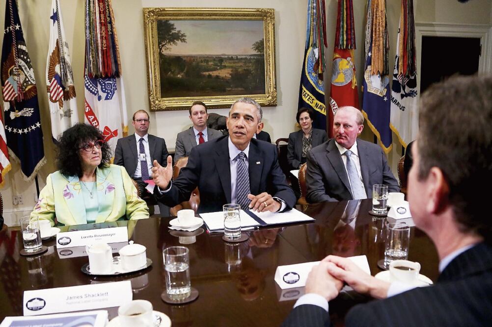 El presidente Barack Obama encabeza una mesa redonda con empresarios para abordar los esfuerzos contra el cambio climático, en la Casa Blanca (AUDE GUERRUCCI. EFE)