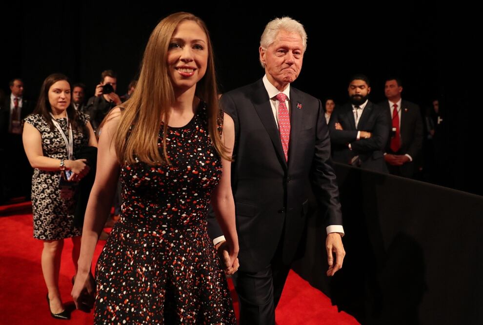 Chelsea Clinton y su padre Bill Clinton asisten al debate entre los candidatos a la presidencia de EU la demócrata Hillary Clinton y el republicano Donald Trump en la Universidad de Nevada en Las Vegas. Foto EFE