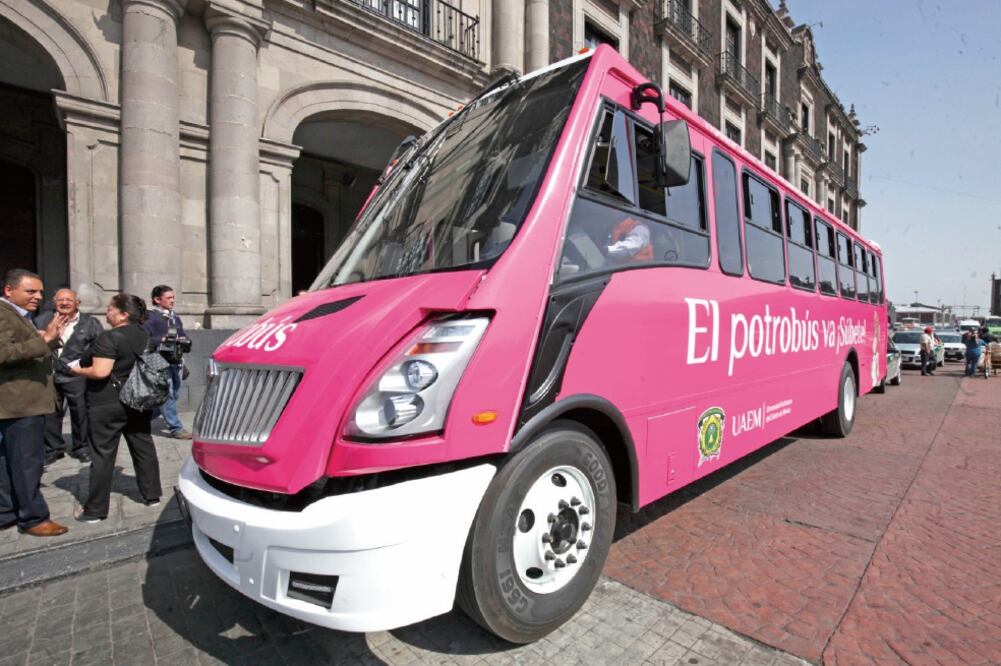 Durante la ceremonia del Día Internacional de la No Violencia Contra la Mujer, el gobernador mexiquense entregó las llaves y placas del Potrobús Rosa, que atenderá a las alumnas de la Universidad Autónoma del Estado de México (JORGE ALVARADO EL UNIVERSAL)