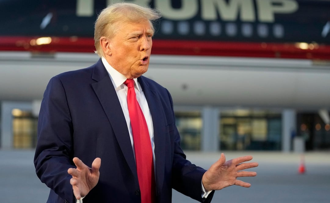 El expresidente Donald Trump habla con reporteros antes de salir del Aeropuerto Internacional Hartsfield-Jackson, el jueves 24 de agosto de 2023, en Atlanta. Foto: AP