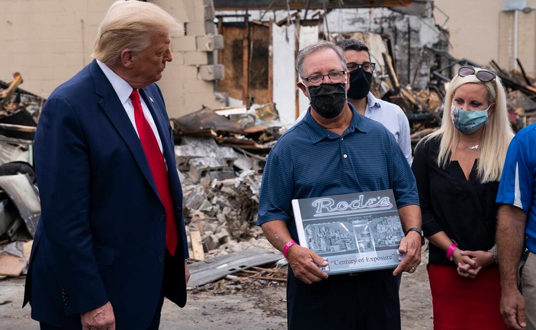 El hombre que posó en la foto con Trump no es el actual dueño de la tienda afectada que presentaron en los medios  (Foto: AP)