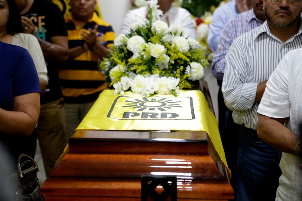 El PRD estatal rindió homenaje de cuerpo presente a su militante fallecido luego de ser atacado en San Pedro Pochutla (Foto: Mario Arturo Martínez)