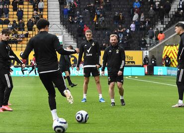 Afición de Wolves ovaciona a Raúl Jiménez en su regreso a Molineux Stadium