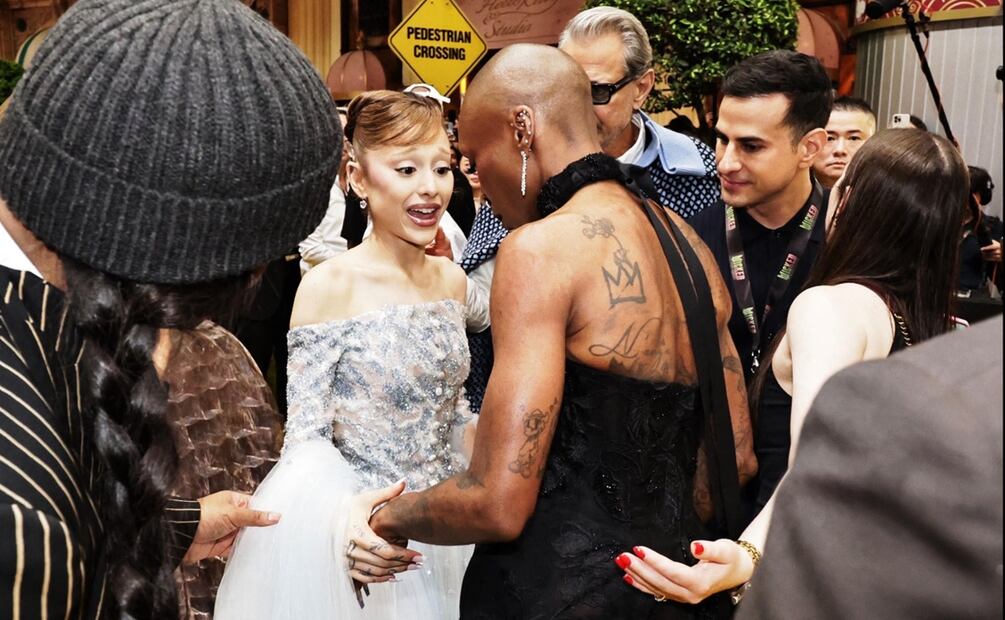 Esta fotografía de The Straits Times, tomada el 13 de noviembre de 2025 y publicada el 14 de noviembre, muestra a las estrellas Ariana Grande (centro) y Cynthia Erivo (segunda por la derecha) en el estreno de su película "Wicked: For Good" en Singapur después de que australiano agrediera a la actriz Ariana Grande en la premier de la película en aquella ciudad.
FOTO: AFP PHOTO / THE STRAITS TIMES