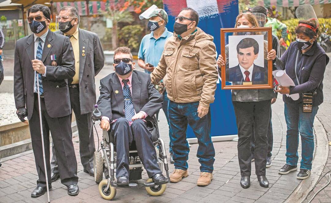 Expolicías y familiares de agentes muertos en el conflicto armado interno peruano, en Lima, el pasado 20 de mayo. Foto: Ernesto Benavides/ AFP.