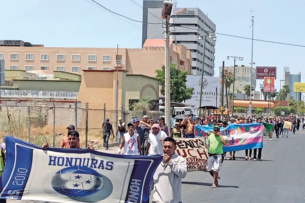 Los migrantes realizaron una marcha en Hermosillo para exigir visas humanitarias y contra el presidente Donald Trump (AMALIA ESCOBAR. EL UNIVERSAL)