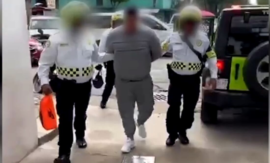 Elementos de de seguridad hallaron un millón de pesos a un motociclista que detuvieron por circular sin casco protector en la alcaldía Gustavo A. Madero (18/07/2025). Foto: Especial