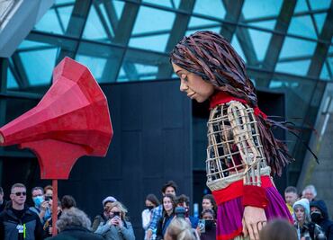 “Little Amal”, la marioneta gigante que muestra el éxodo que viven los niños refugiados en Europa