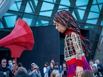 “Little Amal”, la marioneta gigante que muestra el éxodo que viven los niños refugiados en Europa