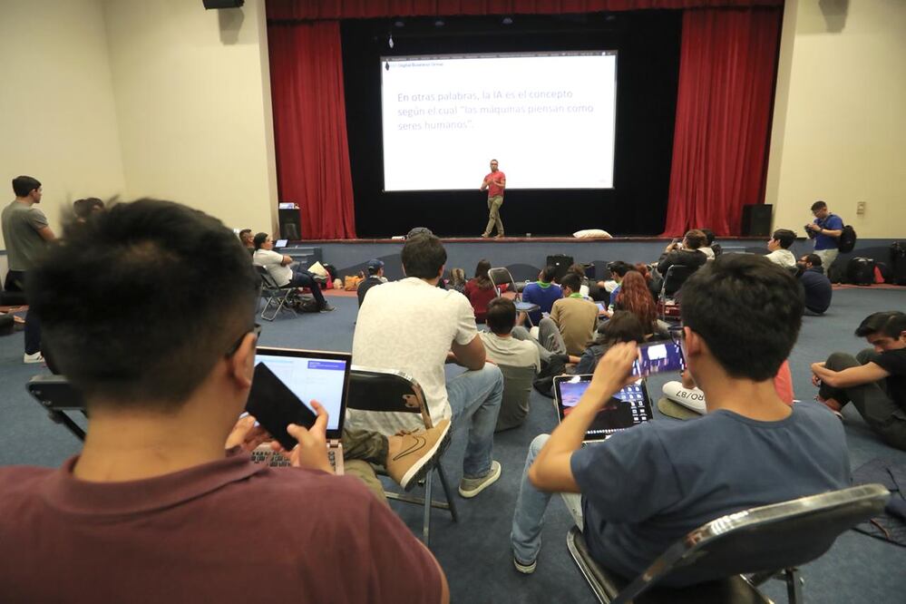 Estudiantes del ITESM participan en las actividades del INC Bus Challenge (BERENICE FREGOSO. EL UNIVERSAL)