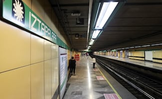 Línea 8 del Metro reanuda su servicio; había sido suspendido para rescatar a una persona que cayó a las vías