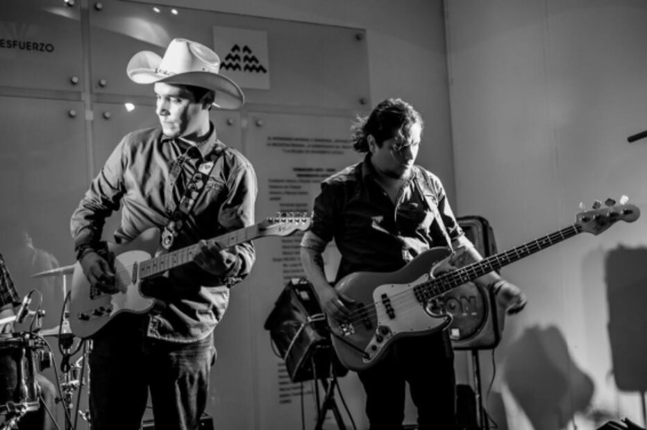 La banda de rock La mula de sietes homenajea a Juan Gabriel