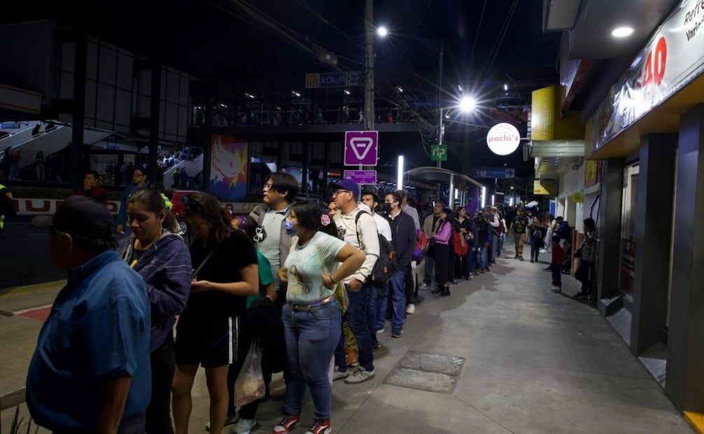 En las inmediaciones de las estaciones cerradas se observo personal del Metro y RTP ayudando a las filas de cientos de personas que buscaban abordar el RTP. Foto: Osmar Alvarado l EL UNIVERSAL.