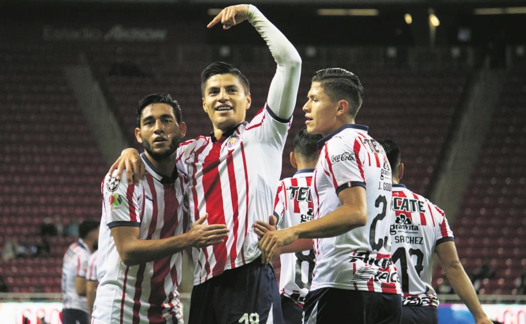 Sólo en viajes, los futbolistas de Chivas podrán usar el celular. (CLUB GUADALAJARA)