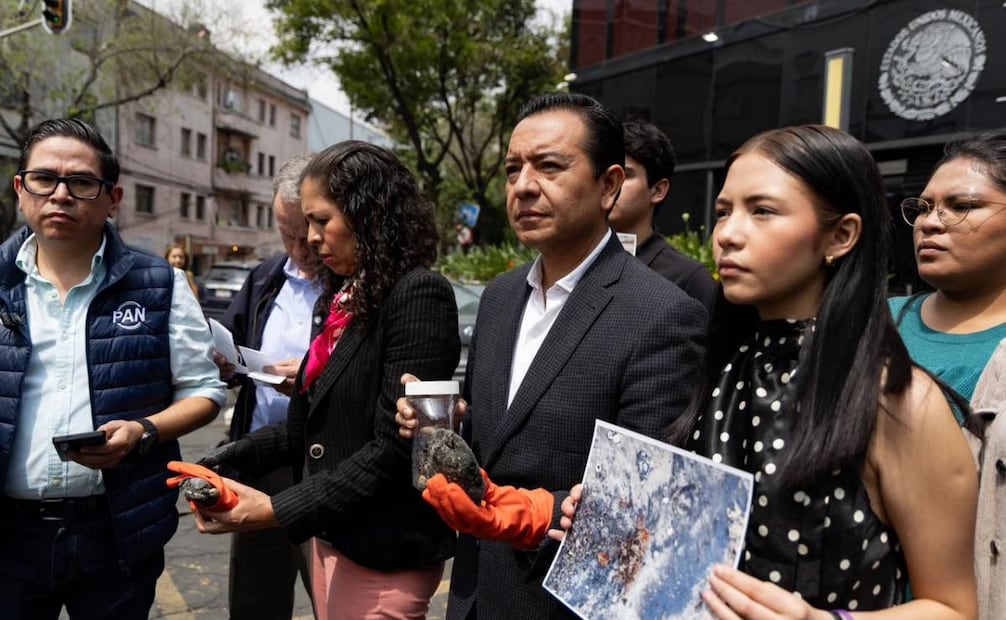 Diputados federales del PAN presentaron este lunes 30 de marzo de 2026 una denuncia ante la FGR por el derrame de petróleo en el Golfo de México. Foto: Hugo Salvador/ EL UNIVERSAL