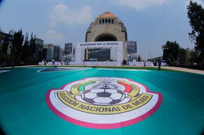 Megaplayera del Tri llega al Monumento a la Revolución