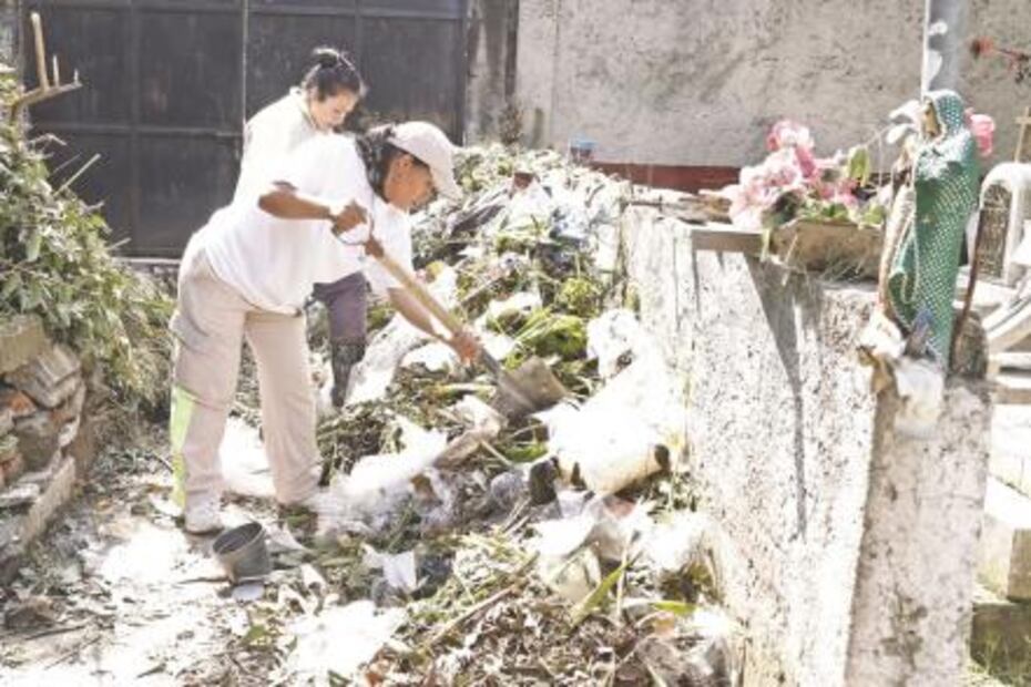 Las sepultureras que limpian huesos