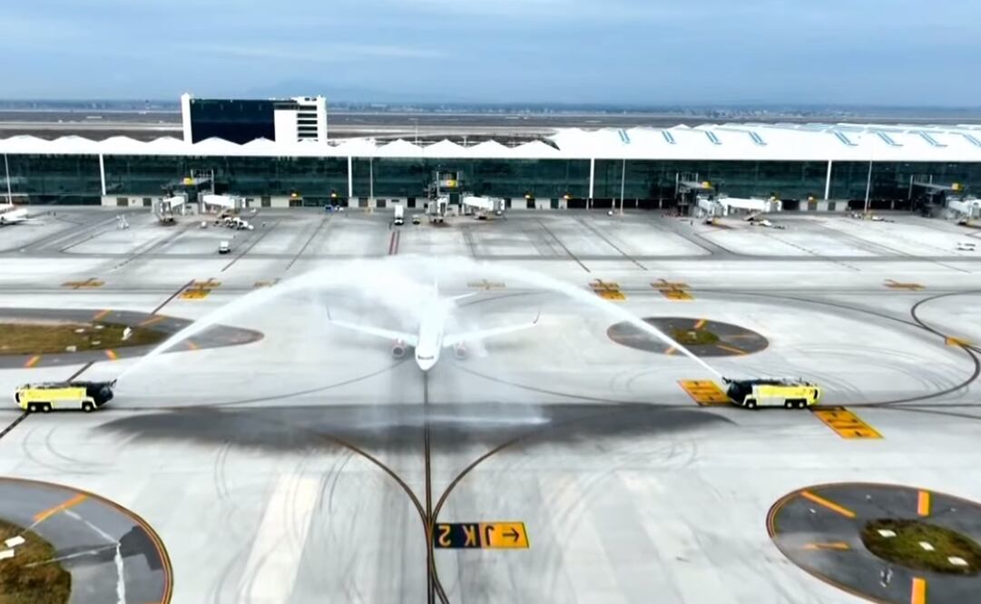Primer vuelo de Mexicana de Aviación bajo un arco de agua, porque vuelve a volar después de 13 años. Foto: Captura