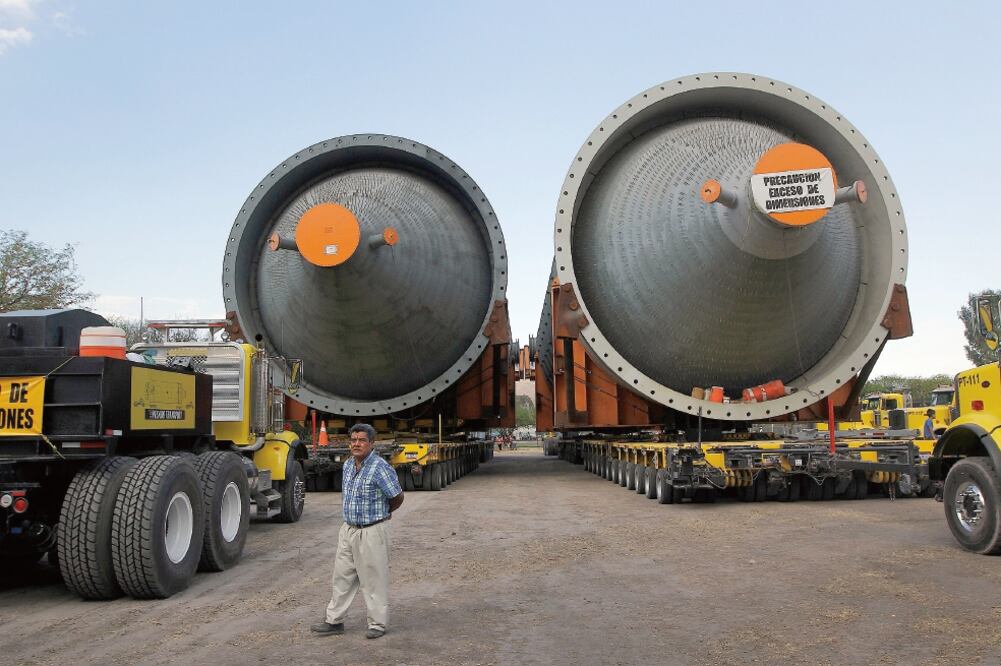 Los tambores de coque reanudaron su camino rumbo a la refinería de Tula . El traslado de las piezas, fabricadas en España, ha provocado que 10 puentes peatonales en Querétaro fueran desmontados. (LUIS SÁNCHEZ. EL UNIVERSAL)