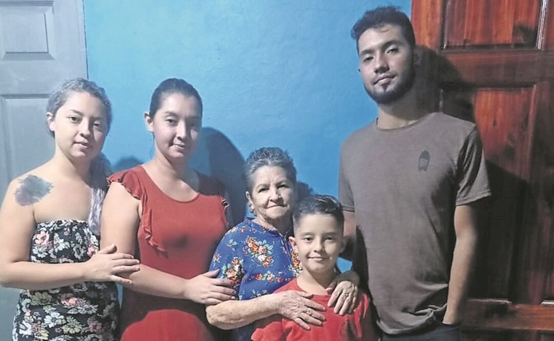 La abuela materna Adelina Bonilla Campos (centro) está al pendiente de sus nietos, los hermanos Leiva Quirós: Angeline María, Marlen María, Adriel Damián y Belfort Emanuel. Foto: Cortesía