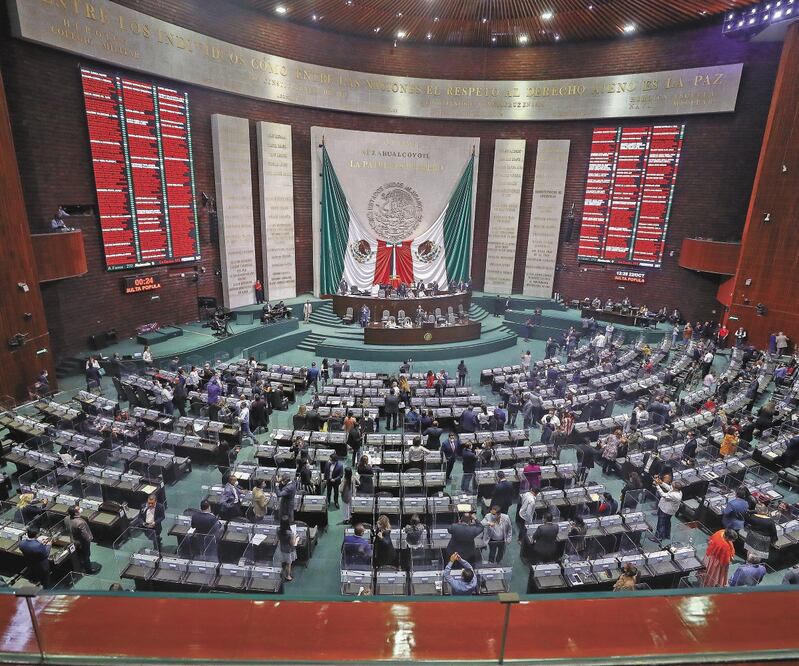 El dictamen para la consulta de juicio a expresidentes recibió 272 votos a favor —de Morena, PT, PES y PVEM—y 116 en contra. Foto: DIEGO SIMÓN. EL UNIVERSAL