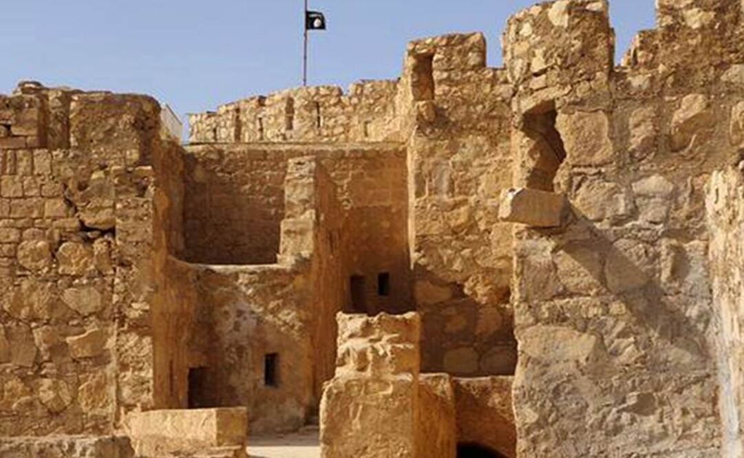 Fotografía difundida el viernes 22 de mayo de 2015 por una página de milicianos del grupo Estado Islámico que muestra la bandera del grupo EI ondeando en lo alto del castillo de Palmira, en la ciudad siria del mismo nombre. FOTO: AP