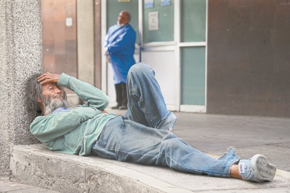 En las alcaldías Venustiano Carranza, Cuauhtémoc, Benito Juárez, Miguel Hidalgo e Iztapalapa se tienen registros de que a personas sin hogar les han arrojado cloro desde vehículos en movimiento; creen que son portadoras del Covid-19. Foto: DIEGO SIMÓN