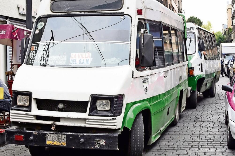 Gente de atención ciudadana y los radares viales en motocicletas dan información a los usuarios sobre dónde fueron reubicados las diferentes bases y los recorridos de las rutas que se movieron (OBTURADORMX)