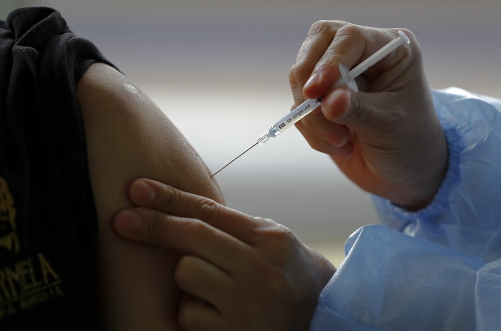 Personal sanitario administra una dosis de vacuna antiCovid a la población. Foto: Xinhua / Rafael Ochoa, archivo 