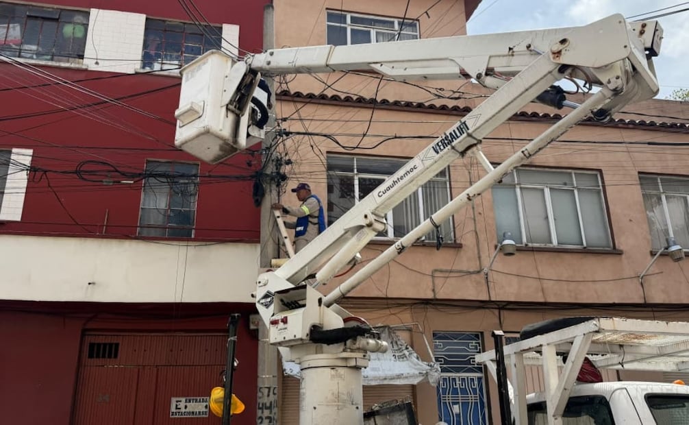Retiran cableado en desuso en colonia Obrera. Foto: Alcaldía Cuauhtémoc