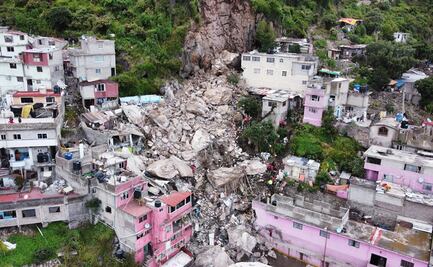 Deslave en cerro sepulta casas en Tlalnepantla