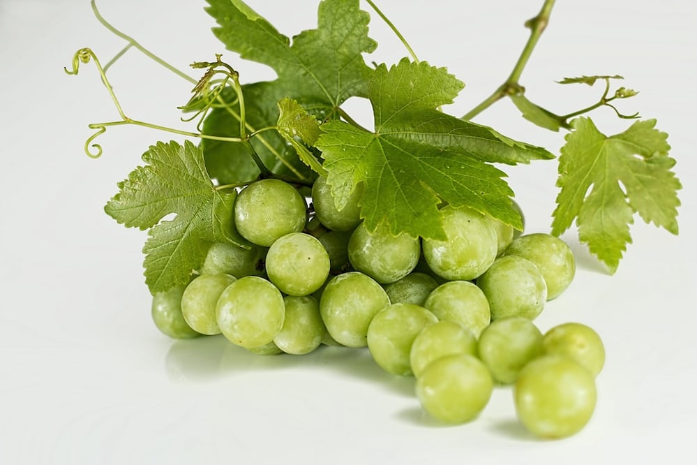 Las uvas tienen un alto contenido de vitaminas B y potasio, que ayudan a controlar los niveles de colesterol. (Fotos: Pixabay)