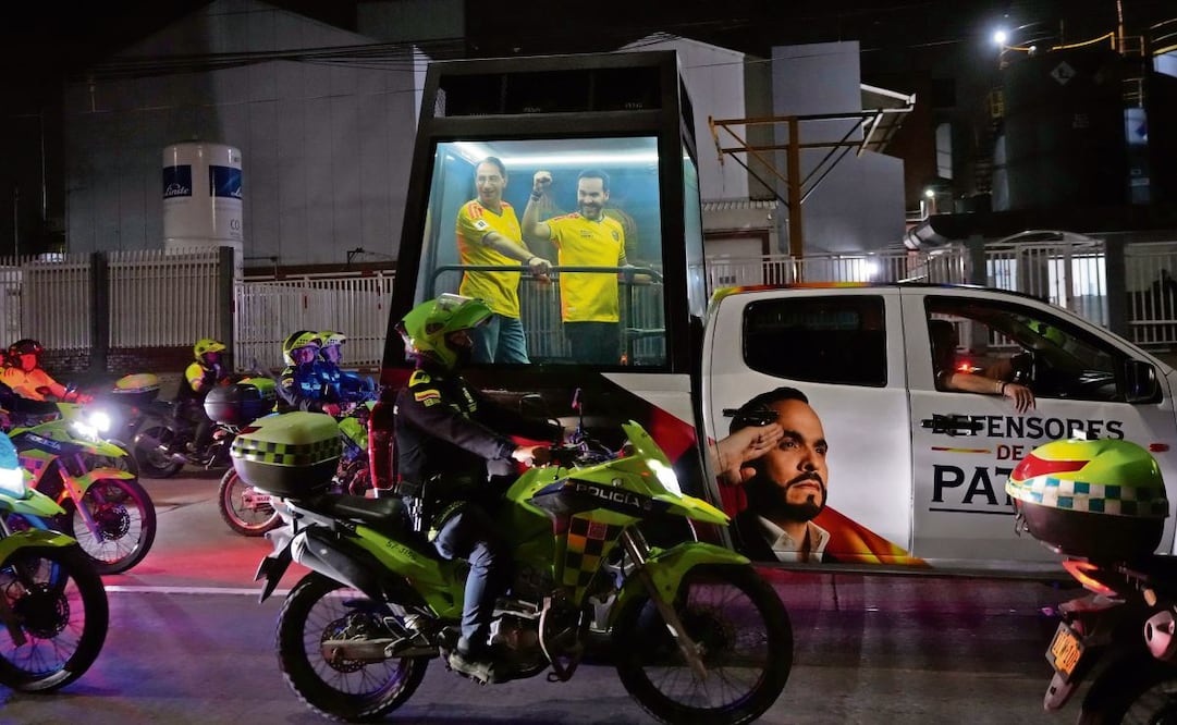 Abelardo de la Espriella, virtual ganador de las elecciones presidenciales en Colombia, y su compañero de fórmula, José Manuel Restrepo, recorrieron Barranquilla en un vehículo con vidrio blindado. Foto: RODRIGO ABD/ AP