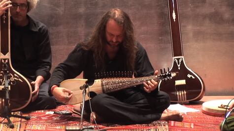 La guitarra eléctrica será ahora un arma de guerra en Afganistán: especialistas