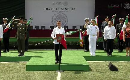EPN encabeza ceremonia por Día de la Bandera en Iguala