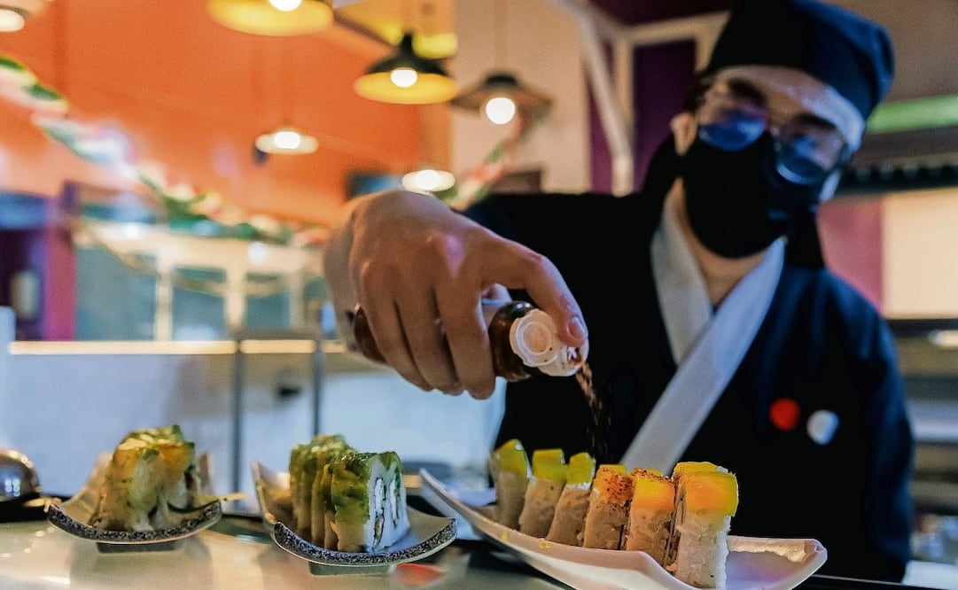 Durante el día, los chefs preparan algunas de las especialidades de la casa, entre ellas el Cesarin-Ki y el Especial Ki, rollos que reflejan la variedad de sabores y estilos que forman parte de la oferta gastronómica del establecimiento. Foto: Osmar Alvarado