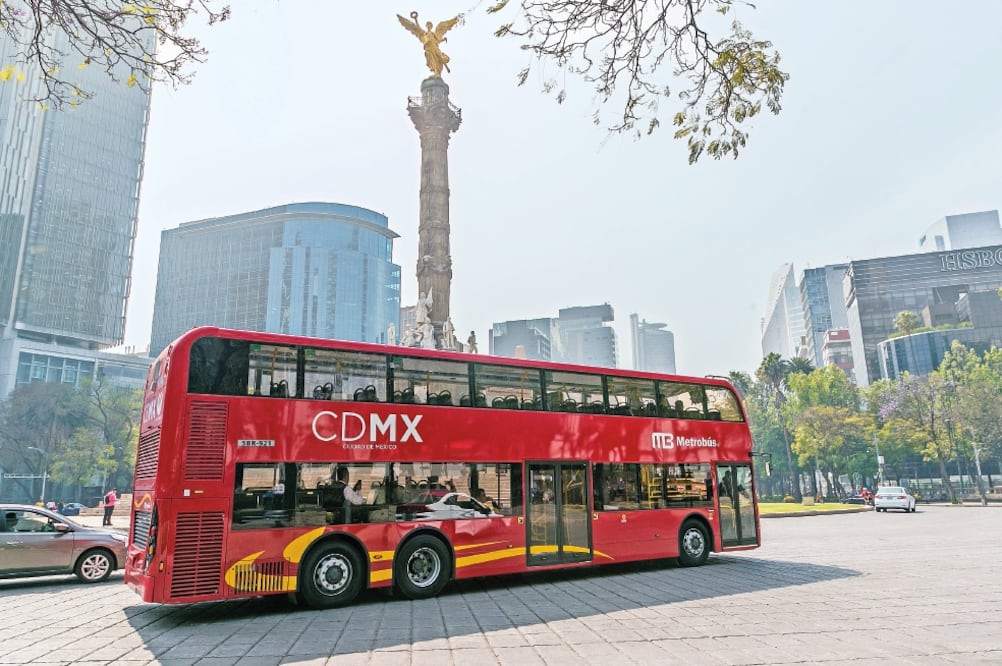 Miguel Ángel Mancera dio a conocer 10 de las 90 unidades doble piso realizaron pruebas sobre el Paseo de la Reforma, para que tanto usuarios como los choferes de los autobuses comiencen a familiarizarse con el servicio. (YADIN XOLALPA. EL UNIVERSAL)
