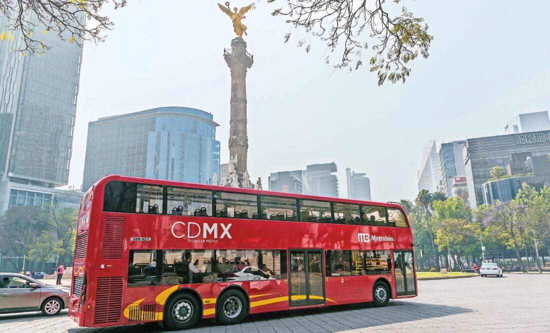 Miguel Ángel Mancera dio a conocer 10 de las 90 unidades doble piso realizaron pruebas sobre el Paseo de la Reforma, para que tanto usuarios como los choferes de los autobuses comiencen a familiarizarse con el servicio. (YADIN XOLALPA. EL UNIVERSAL)