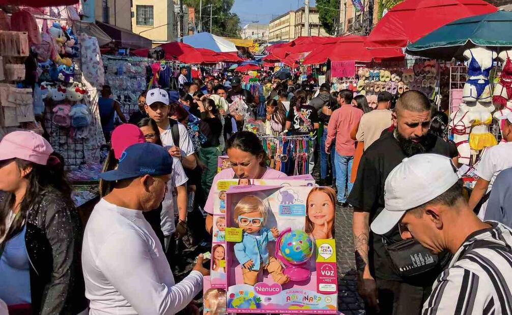 Los padres de familia recorren los puestos en busca del mejor precio para surtir la carta a los Reyes Magos. Foto: Diego Simón Sánchez / EL UNIVERSAL
