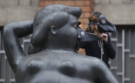 Máscaras de la peste negra protegen esculturas de Botero