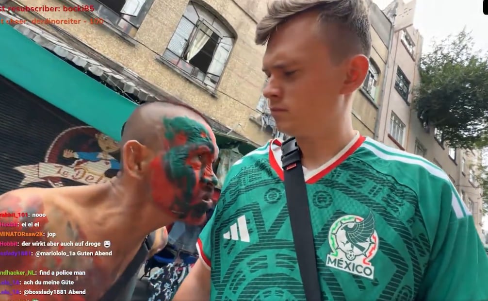 El joven fue perseguido por un hombre sin playera mientras recorría un tianguis en la capital. Foto: X