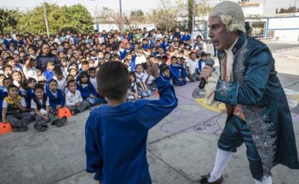 Mozart "revive" y da clases en escuela de Tláhuac