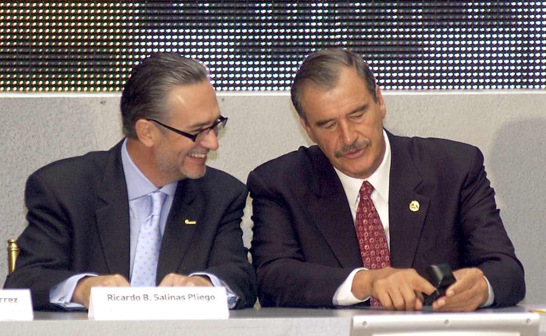 El empresario Ricardo Salinas Pliego y el expresidente Vicente Fox Quesada en una imagen de archivo del 20 de octubre de 2004 durante la presentación de "Cada mexicano es un empresario". Foto: Lucía Godínez/ EL UNIVERSAL