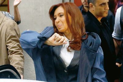 Procesan a Cristina Kirchner por fraude    