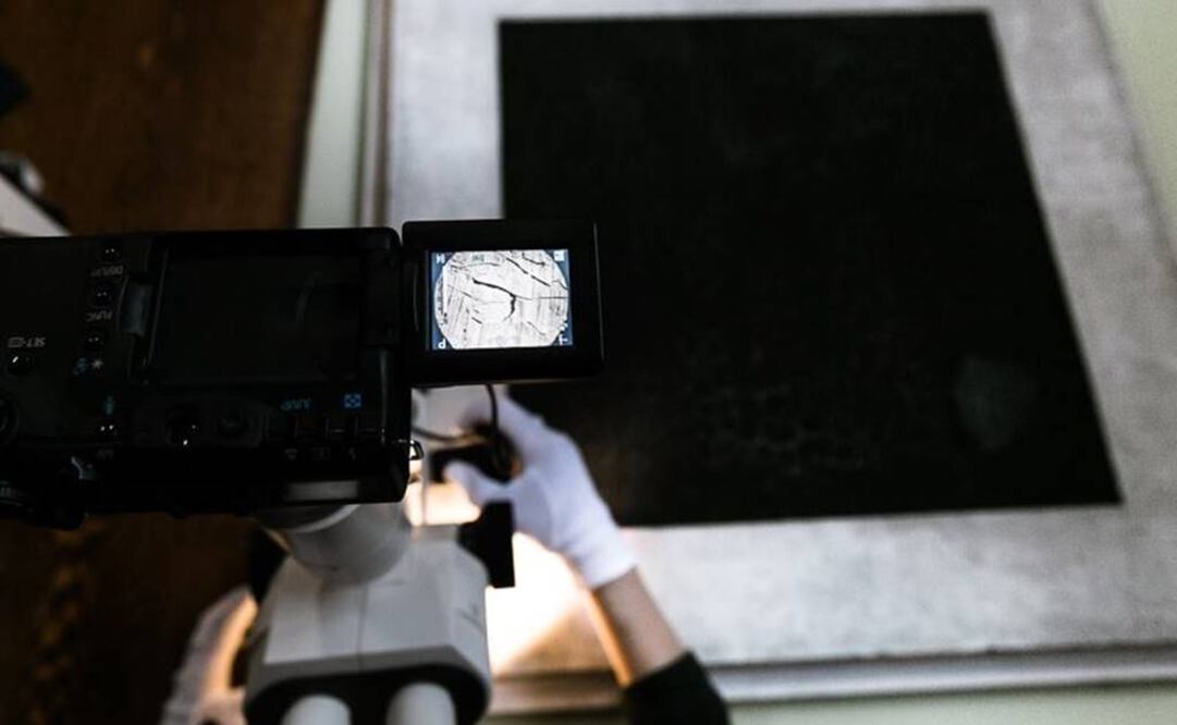 Con la ayuda de microscopios y rayos infrarrojos, también se encontraron huellas dactilares del pintor, lo que confirmaría su autoría. FOTO: Alejandro Acosta/Archivo EL UNIVERSAL.